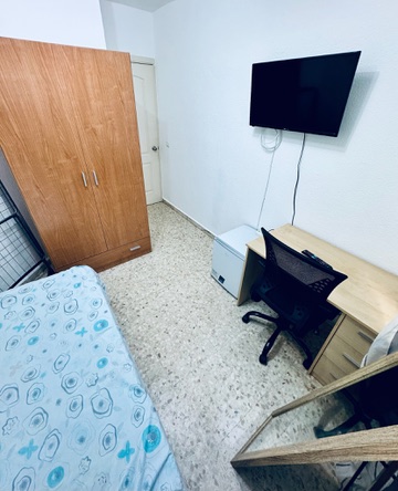 Habitación H41 · armario, TV y zona de estudio