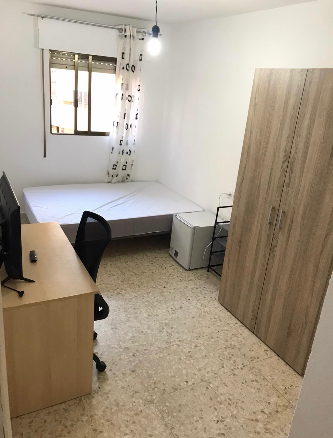 Habitación H44 · vista general desde la entrada