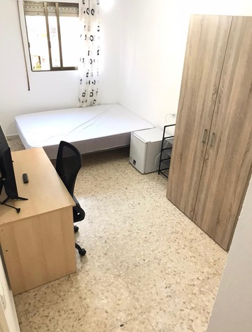 Habitación H44 · cama de 135 cm, armario y mini nevera