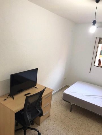 Habitación H44 · escritorio con cajonera, silla y TV