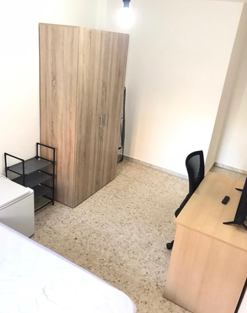 Habitación H44 · armario y zona de estudio