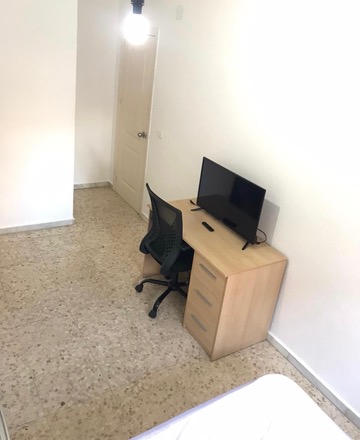 Habitación H44 · escritorio, TV y acceso
