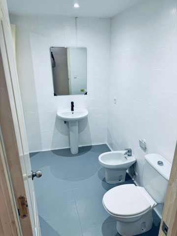 Baño compartido lavabo, espejo, bidé e inodoro