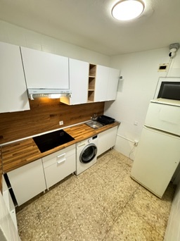 Cocina común frigorífico, placa, fregadero y lavadora