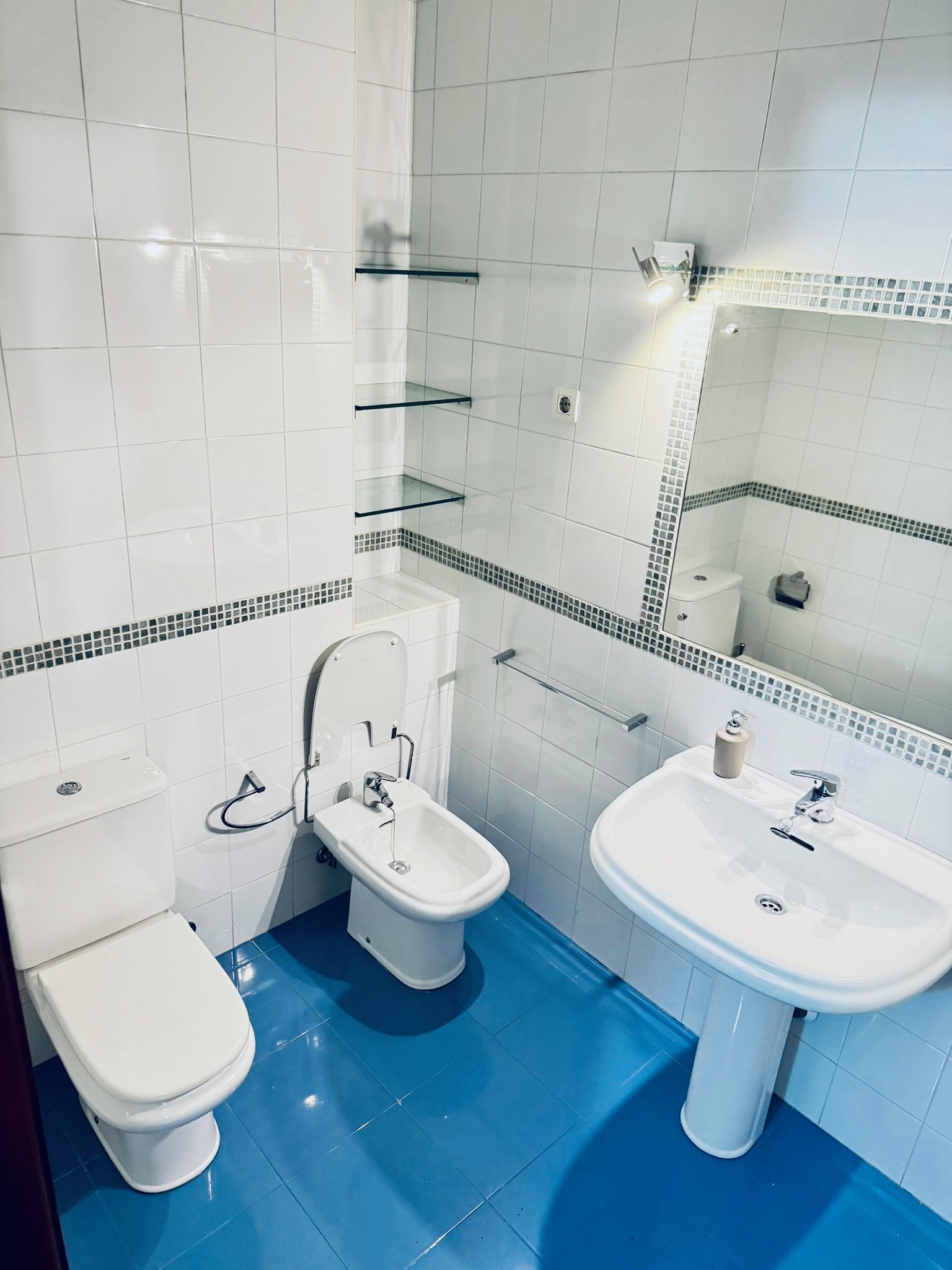 Baño compartido · wc, bidé y lavabo