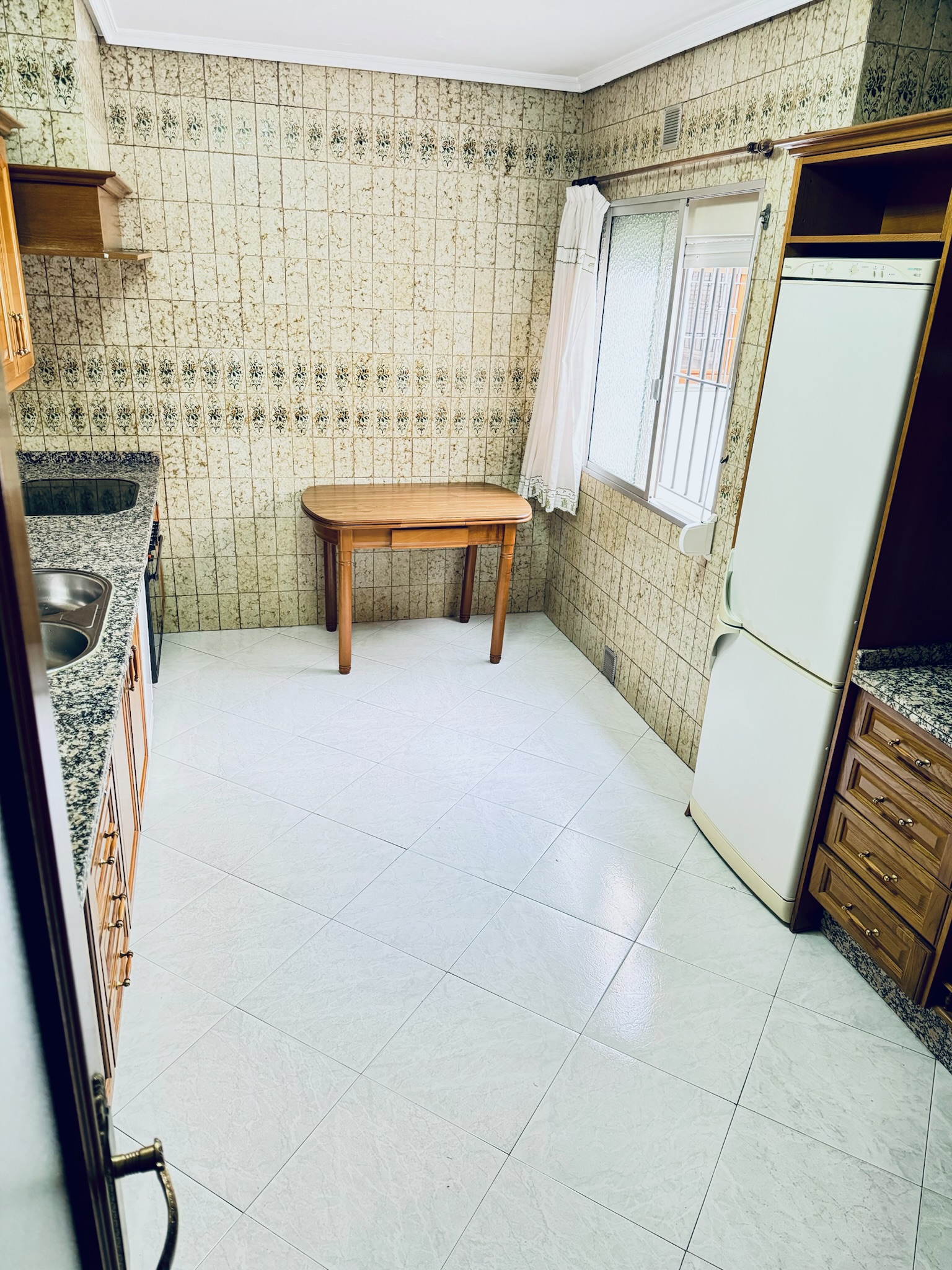 Cocina con mesa comedor y mucha luz